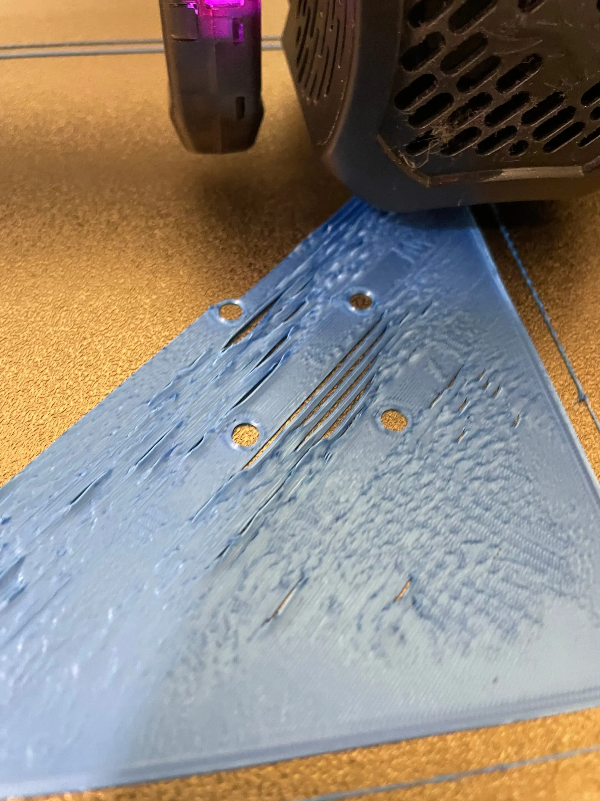 3D Yazıcı Kullanırken En Sık Karşılaşılan Sorunlar ve Etkili Çözüm Yolları — 1. Tabla Tutunma (Bed Adhesion) Problemleri